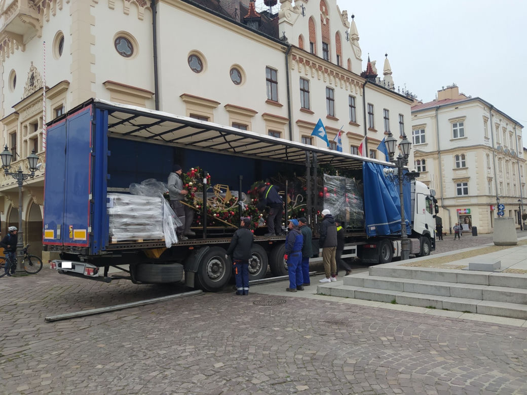 Rusza montaż oświetlenia w Rzeszowie. Choinka już na Rynku! 