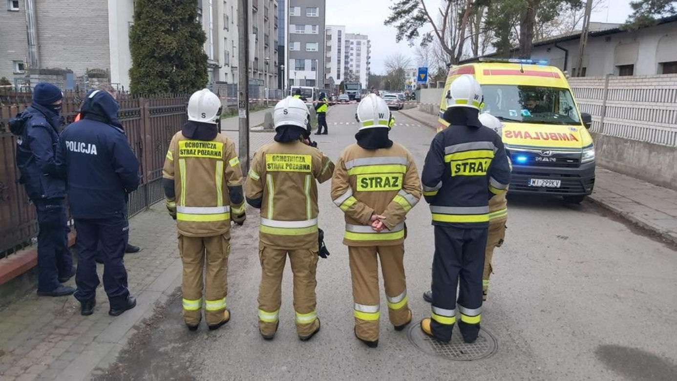 Pożar w salonie urody w Wawrze. Strażacy znaleźli podejrzaną paczkę, ewakuacja mieszkańców