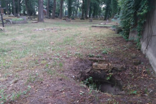 Międzyrzecz: Niebezpieczne studzienki zagrożeniem dla bywalców starego cmentarza! 