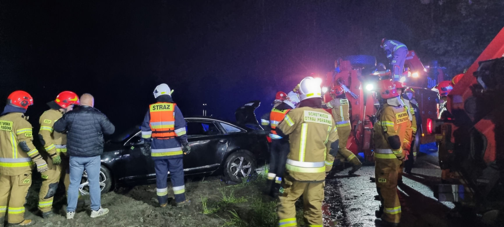 Dankowice: 18-latek wpadł w poślizg. Jego auto wjechało do stawu