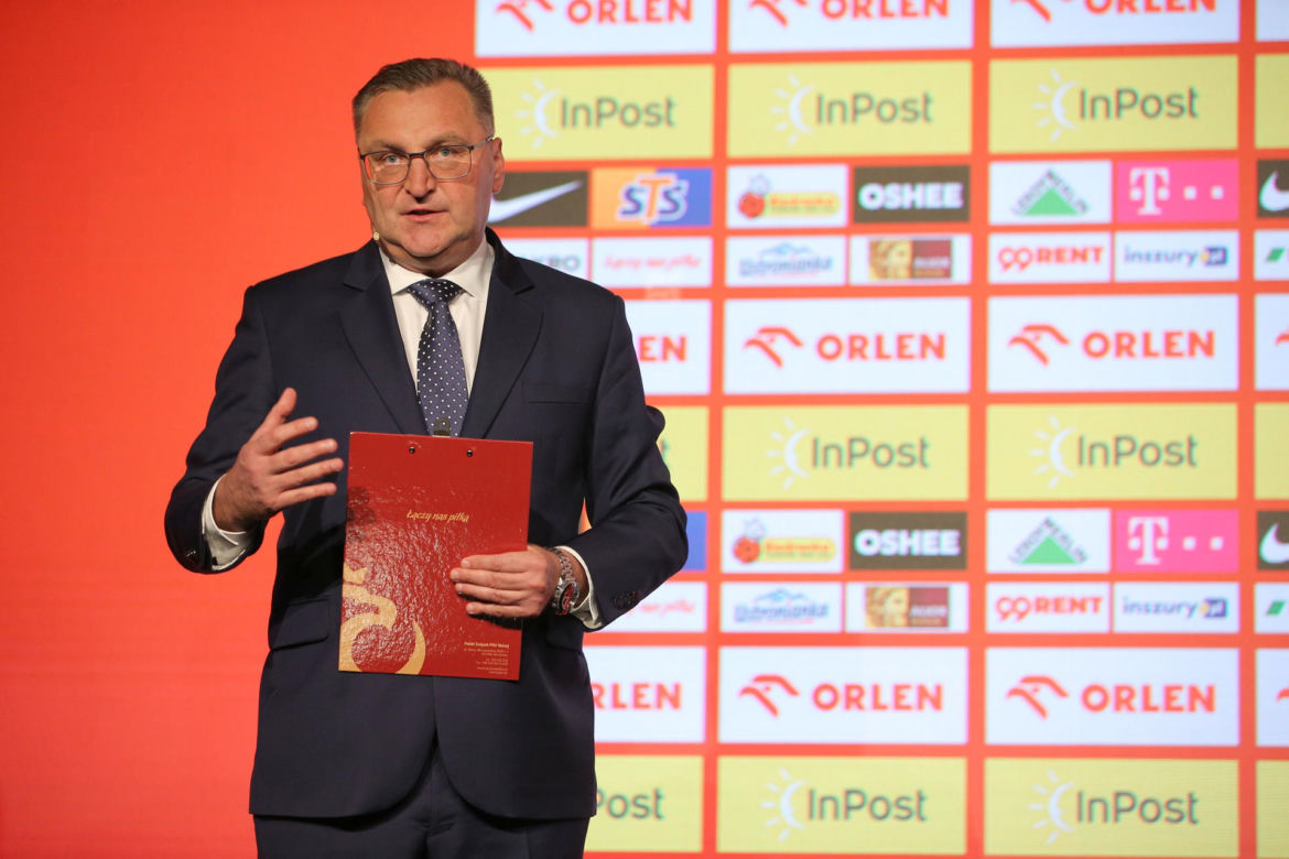 Czesław Michniewicz na spacerze z psem