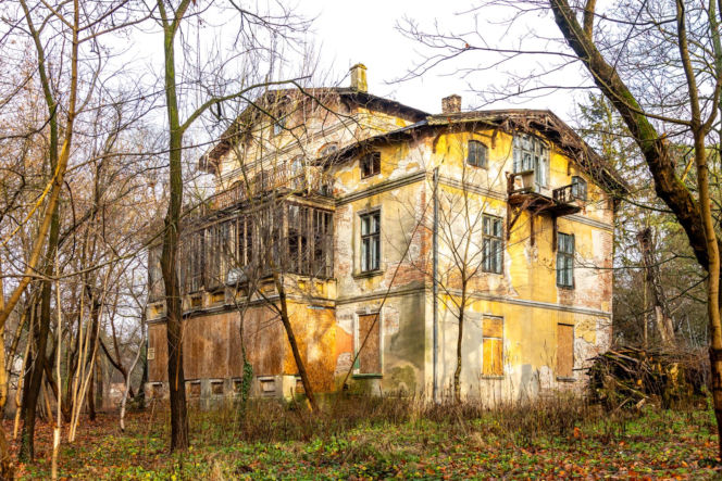 Opuszczona willa w Konstancinie