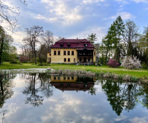 Jedno z najpiękniejszych miast w Małopolsce leży obok Krakowa. Zachwyca zabytkowym dworem