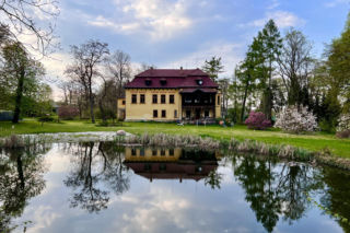 Jedno z najpiękniejszych miast w Małopolsce leży obok Krakowa. Zachwyca zabytkowym dworem