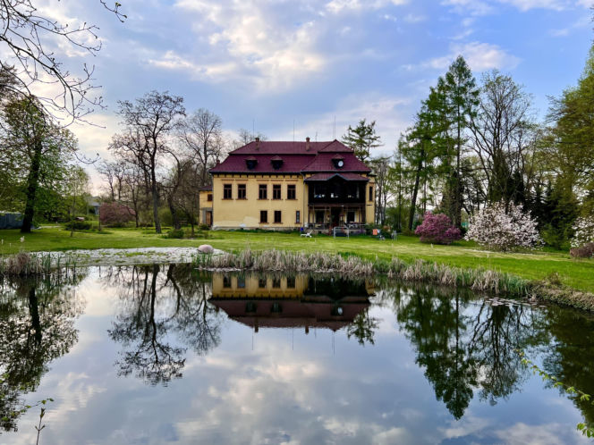 Jedno z najpiękniejszych miast w Małopolsce leży obok Krakowa. Zachwyca zabytkowym dworem