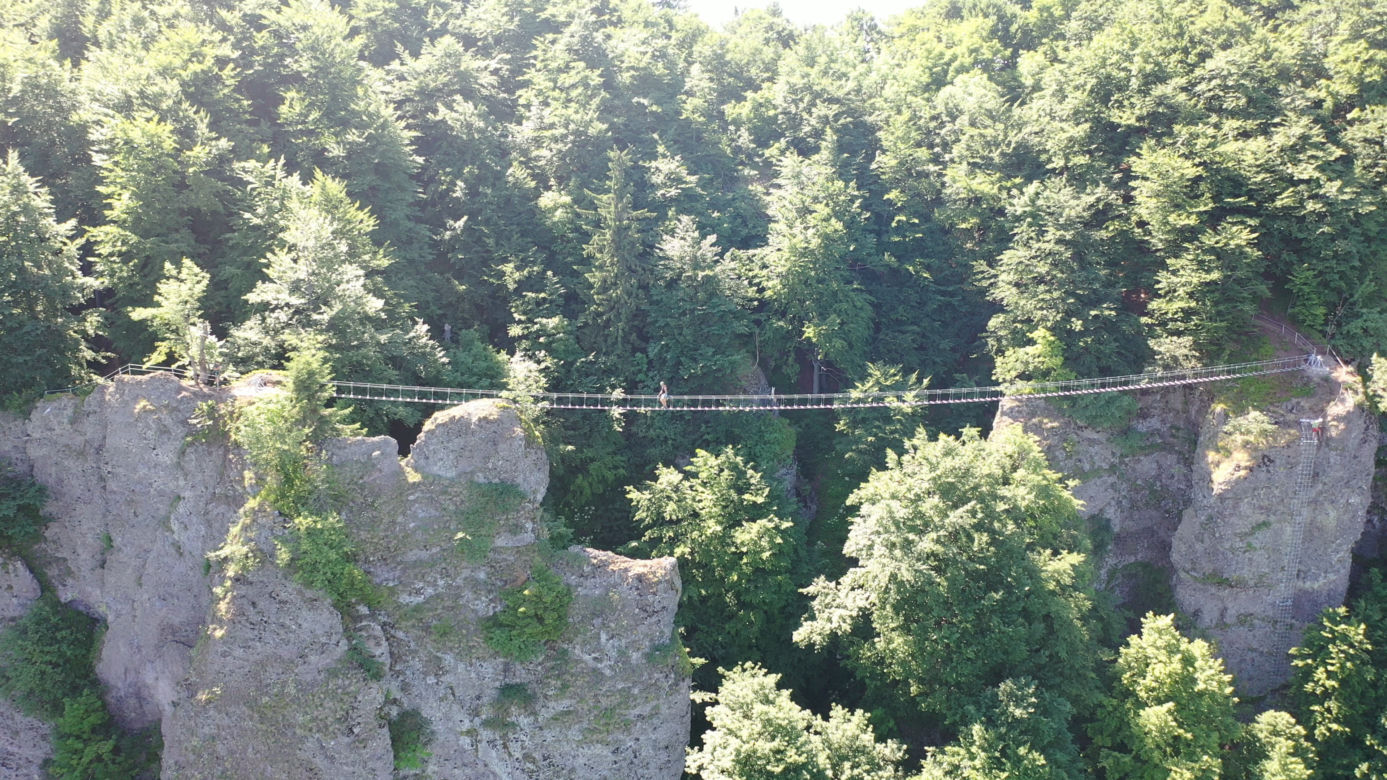 Niesamowity most linowy TYLKO DLA ODWAŻNYCH