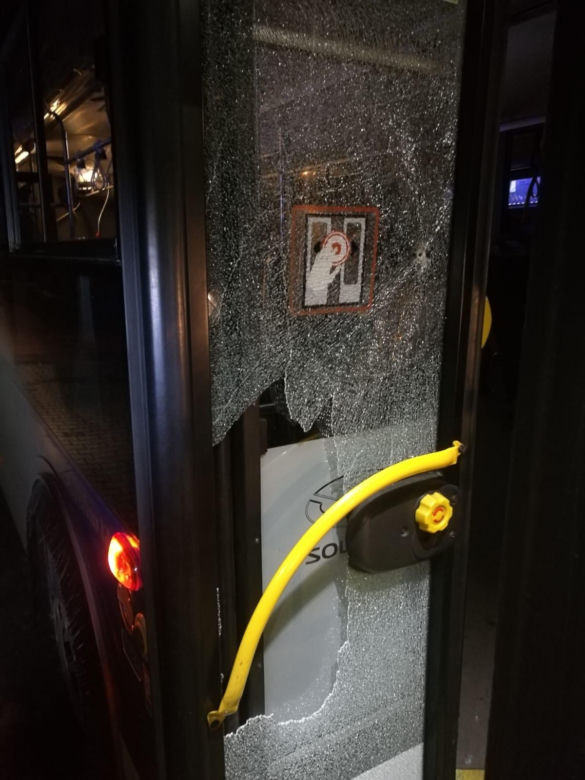 Ostrzelanie autobusu pod Krakowem. Kierowca i pasażerowie cudem uniknęli śmierci!