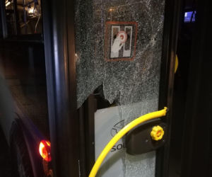 Ostrzelanie autobusu pod Krakowem. Kierowca i pasażerowie cudem uniknęli śmierci!