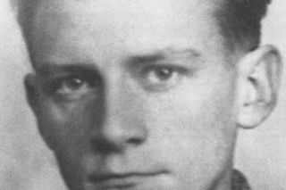 Historia „Kamieni na szaniec” żyje, ale ośrodek, który stworzył autor tej książki, popada w coraz większą ruinę.