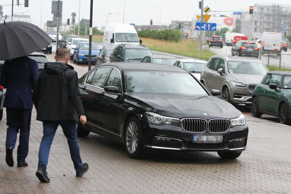 Morawiecki pod ochroną na miesięcznicy 