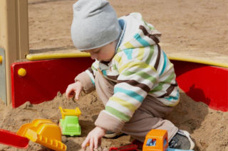 Dziecko bawi się obok rówieśników, ale nie z nimi? To wcale nie musi być powód do zmartwień