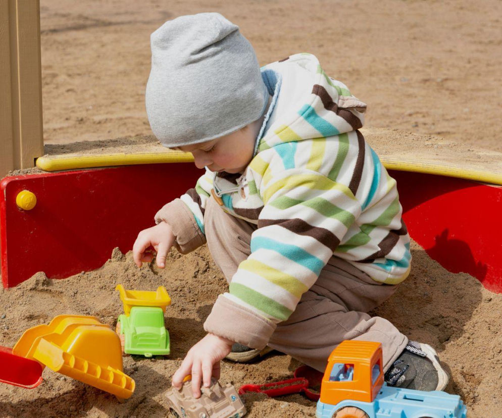 Dziecko bawi się obok rówieśników? To nie musi być powód do zmartwień