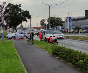 Potrącenie rowerzysty w Toruniu. Cyklista trafił do szpitala
