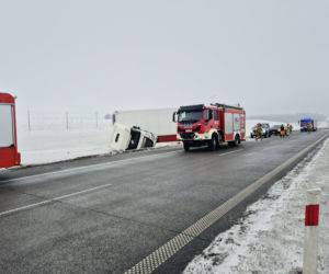 Łomża. Gołoledź daje się we znaki kierowcom z regionu. Wypadek, kolizje i odwołane autobusy szkolne!