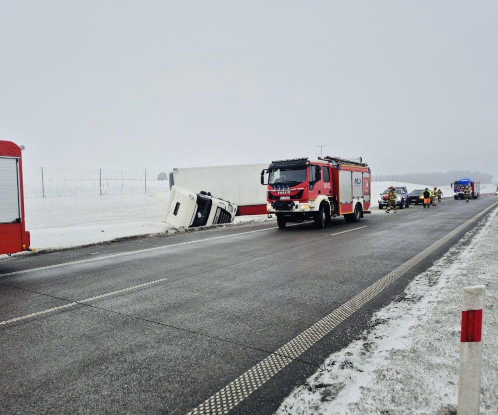 Gołoledź na drogach. Zdarzenia na S61 koło Łomży