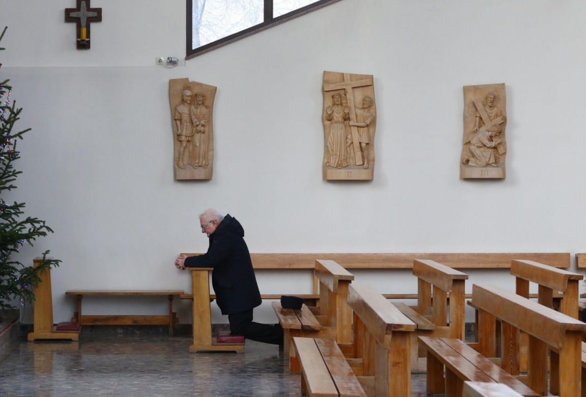 Lech Wałęsa ślizga się na chodniku w drodze do kościoła