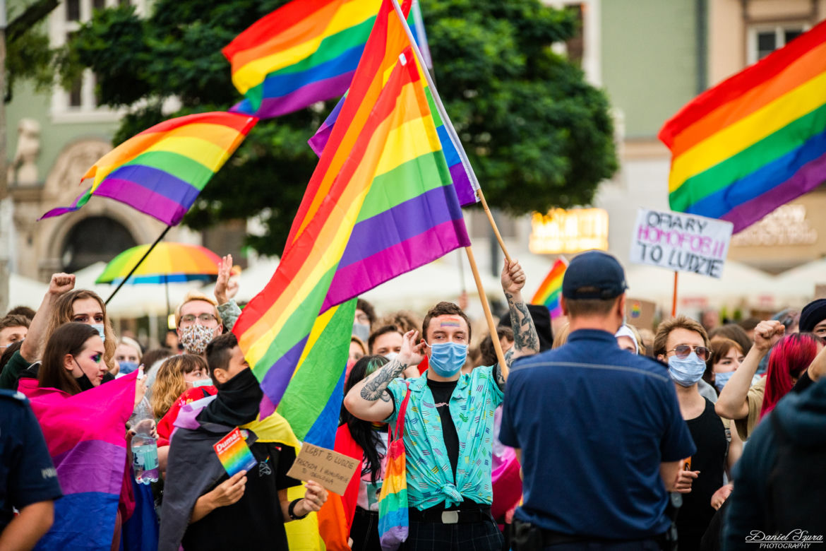 Demonstracja LGBT i narodowców na krakowskim Rynku