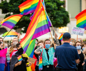 Demonstracja LGBT i narodowców na krakowskim Rynku