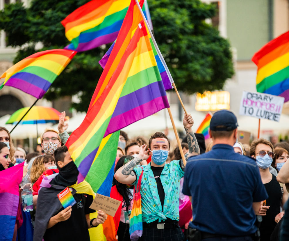 Demonstracja LGBT i narodowców na krakowskim Rynku