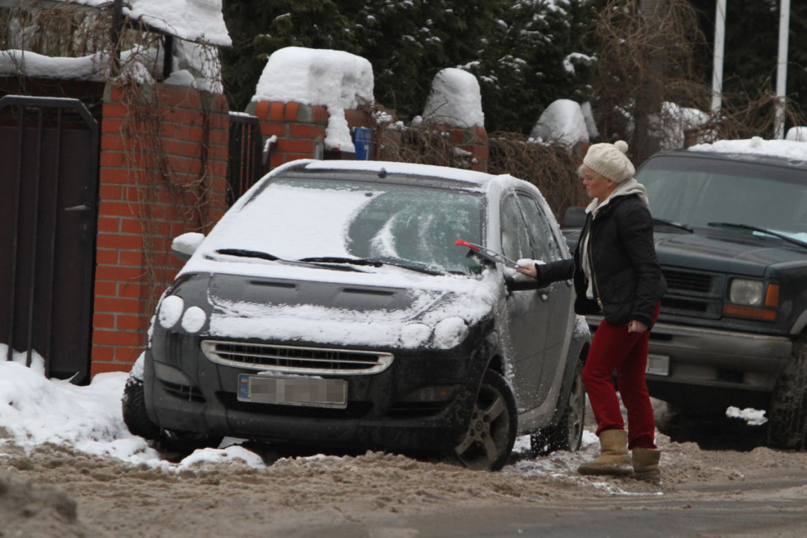 Katarzyna Figura sama odśnieża samochód