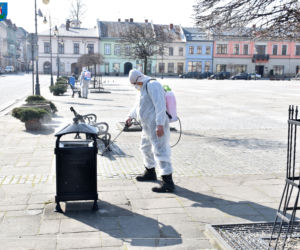 Białe kombinezony i Virkon. Tak w Nowym Sączu walczą z epidemią koronawirusa! 