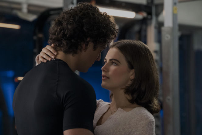 Główne role grają Ella Bright ("The Crown") i Belmont Cameli ("Byle do dzwonka").