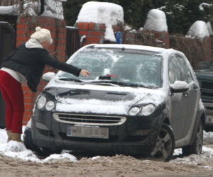 Katarzyna Figura sama odśnieża samochód