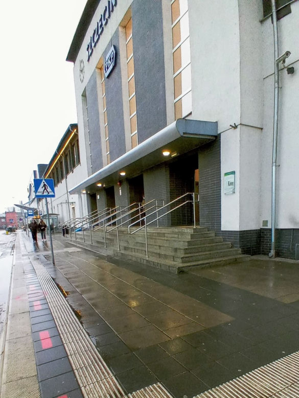 Szczeciński dworzec nie podoba się niepełnosprawnym