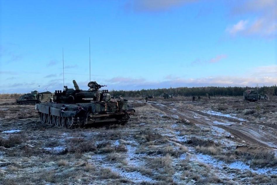 Czołg Leopard 2E na poligonie