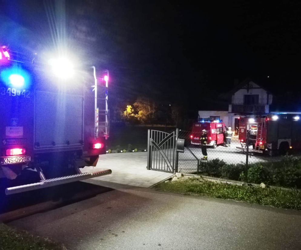 Zabrzeż. W domu zapaliła się kotłownia. Mieszkańcy musieli uciekać przed ogniem na balkon