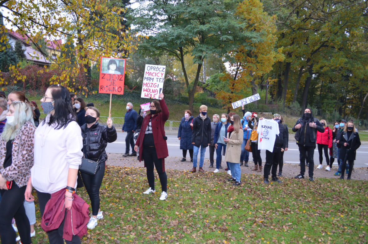 "Z KOBIETAMI NIE WYGRACIE" w Starachowicach też protestowali przed biurami posłów PiS 