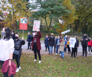 Z KOBIETAMI NIE WYGRACIE w Starachowicach też protestowali przed biurami posłów PiS 