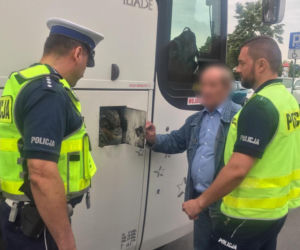 Niesprawnym autobusem chciał zawieźć dzieci do Gdyni. Przeszkodzili mu policjanci z Torunia