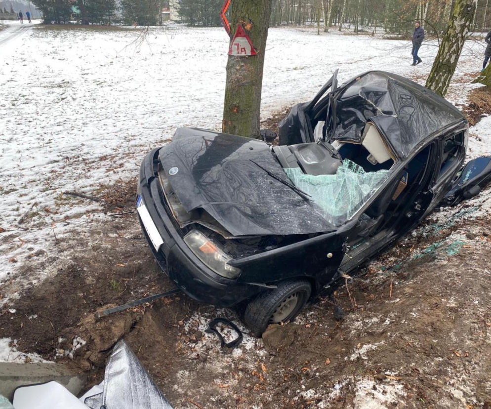 26-latka straciła panowanie nad autem i UDERZYŁA w drzewo! W akcji śmigłowiec LPR 