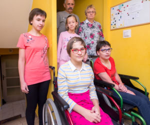 RODZINA KAKOŁÓW ZBIERA NA WINDĘ