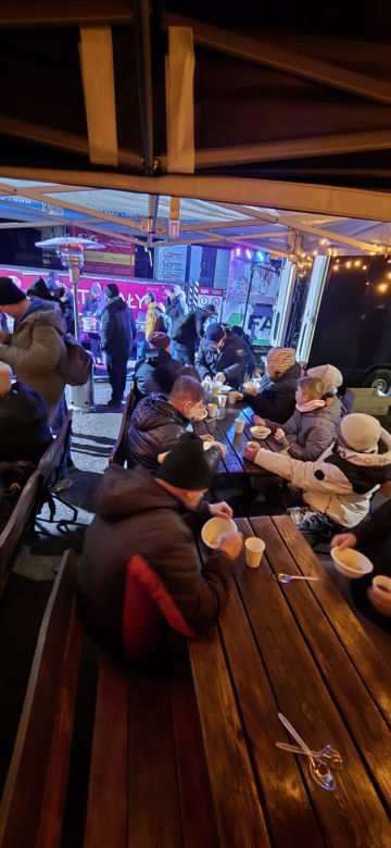 Wigilia w Coffee House Waryńskiego 19. Święty Mikołaj przyszedł do potrzebujących wsparcia