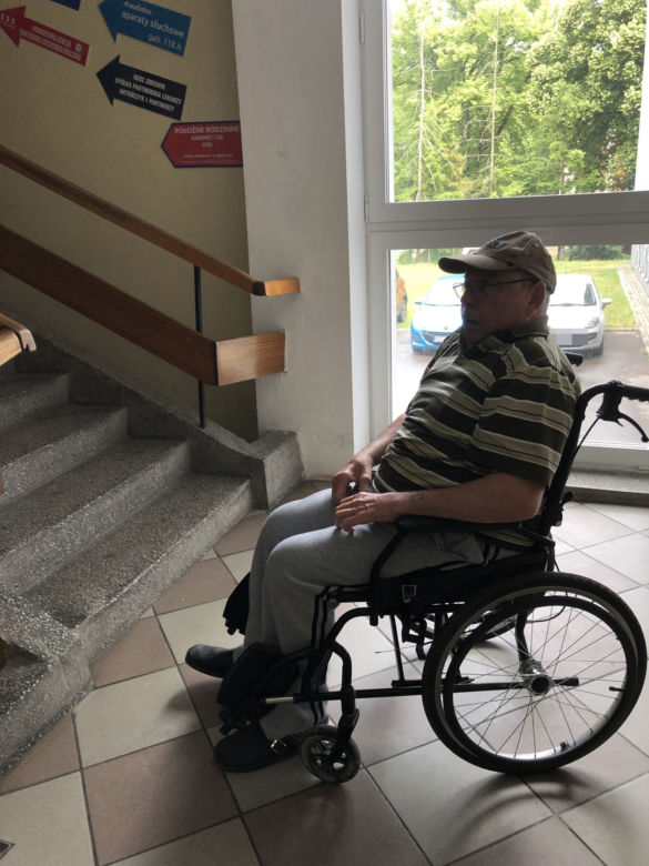 Pacjenci czołgają się po schodach
