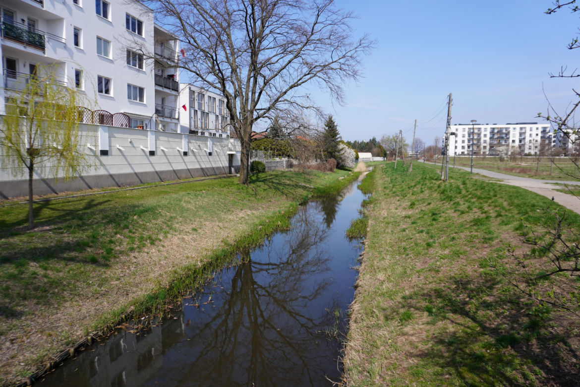 Tuż obok pomnika znajduje się Kanał Bródnowski