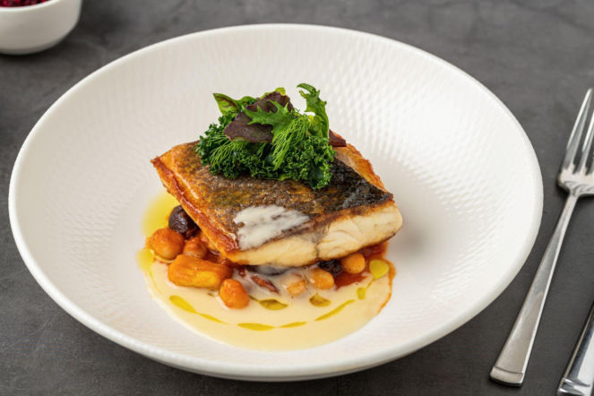 Ryba pieczona na chrupiącej ciecierzycy – tani obiad z piekarnika, który smakuje jak z dobrej restauracji