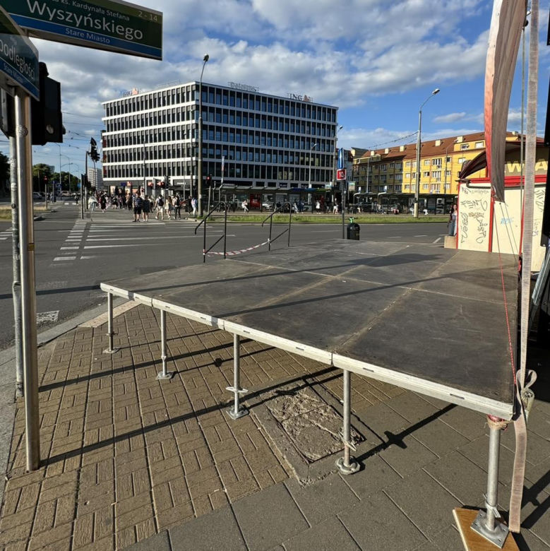 Niezła chryja podczas procesji Bożego Ciała! Radny wezwał policję. Poszło o ołtarz