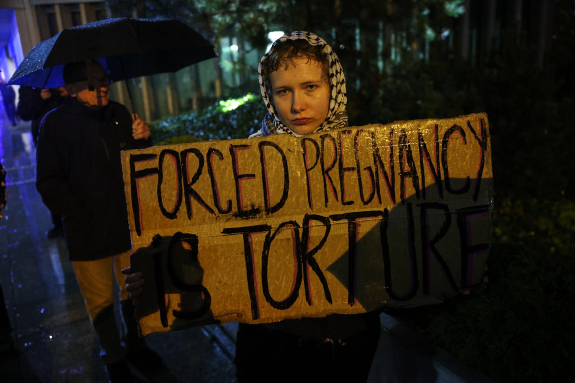 „Czerwona kartka za aborcję” przed Sejmem. Protest w Warszawie