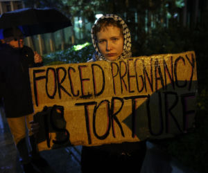 „Czerwona kartka za aborcję” przed Sejmem. Protest w Warszawie