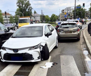 Zderzenie osobówki z autobusem w Warszawie. Wcześniej 24-latek potrącił rowerzystkę