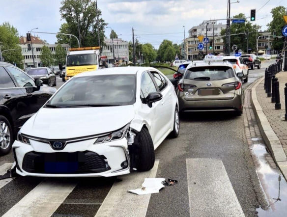 Zderzenie osobówki z autobusem w Warszawie. Wcześniej 24-latek potrącił rowerzystkę