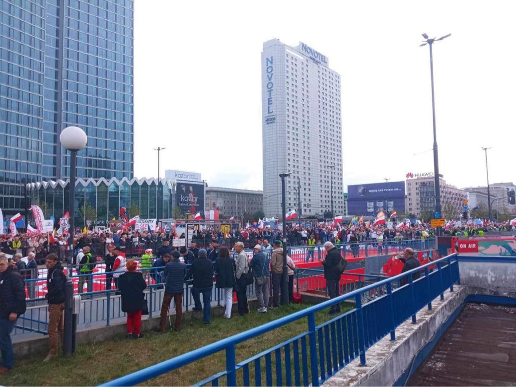 Ruszył Marsz Miliona Serc! Ogromne tłumy Polaków na ulicach Warszawy [ZDJĘCIA]