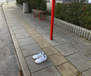 Białe buty na ulicach Warszawy