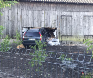 Przasnysz. Staranował ogrodzenie, drzewo i wjechał w stodołę! Szuka go policja!