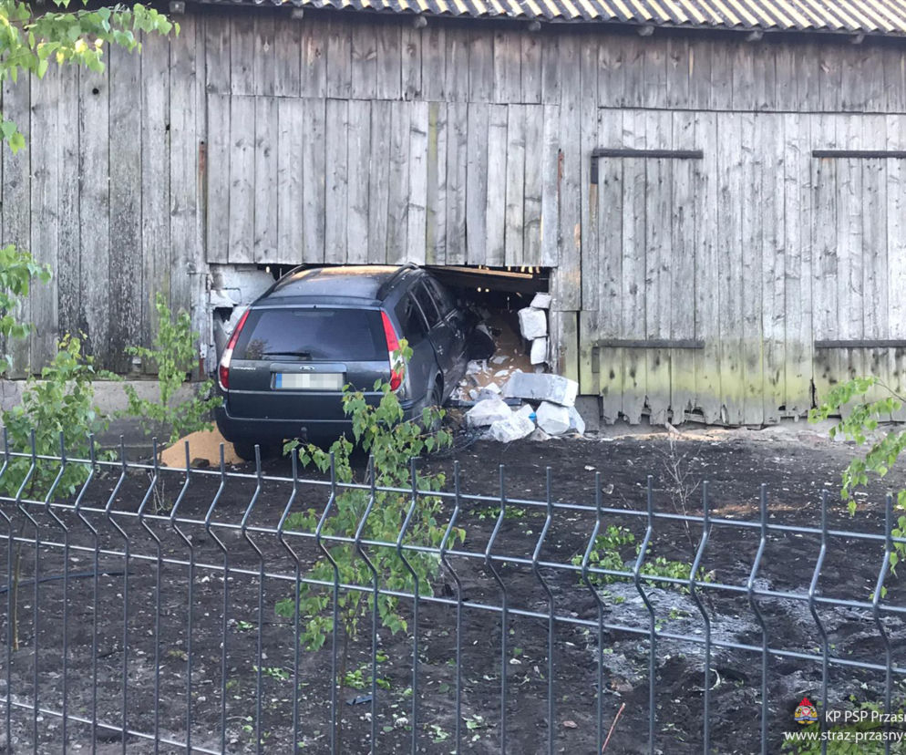 Przasnysz. Staranował ogrodzenie, drzewo i wjechał w stodołę! Szuka go policja!