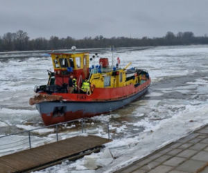 Lodołamacze na Wiśle w Toruniu. Trwa akcja kruszenia lodu