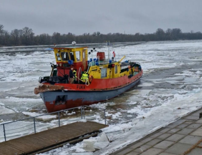 Lodołamacze na Wiśle w Toruniu. Trwa akcja kruszenia lodu